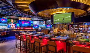 Người dùng xem thông tin trên điện thoại với 11bet apk